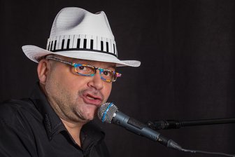 Mardi Gras im Ratskeller: Thomas Stelzer und die eigenartige Variante des Karneval in Hainichen - Thomas Stelzer tritt mit seiner Band am Samstag im Ratskeller Hainichen auf.