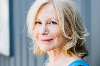 Maren Kroymann schlüpft in der ARD-Serie "Kroymann" in unterschiedlichste Frauenrollen. Sie singt, sie parodiert, sie überrascht. In der Audible-Original-Podcast-Serie "Marvel's Wastelander" spricht sie die Roller der "Black Widow".