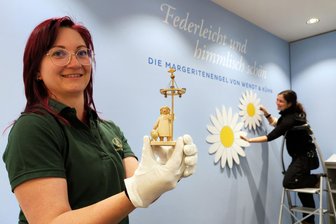 Margeritenengel aus dem Erzgebirge begeistern Sammler weltweit: Wie Wendt & Kühn das Jubiläum zelebriert - Marlis Rokitta (links) und Ria Vogel bereiten die neue Sonderausstellung über den Margeritenengel vor.