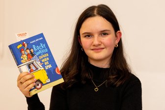 Marie Jeutter triumphiert in Plauen: Beste Vorleserin in Vogtlandbibliothek gekürt - Marie Jeutter, Sechstklässlerin vom Lessing-Gymnasium, ist beste Vorleserin.