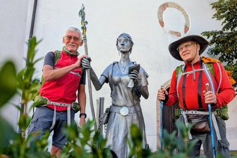 Marie, Marmeladenbrote und der Jakobsweg - Neue Statue begrüßt Pilger im Erzgebirge - Anton Breins (l.) aus Regis-Breitingen und Roland Hendel aus Jena mit „Marie“. Die neue Statue am Sächsischen Jakobsweg ziert die Stollberger Marienkirche.