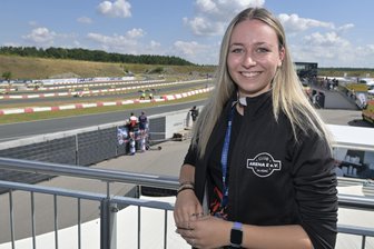 Mariella Obst aus Mülsen hilft bei der Kart-EM: „Motorsport hat mir schon immer gefallen“ - Mariella Obst aus Mülsen arbeitet während der Wettkämpfe im Rennbüro.