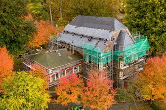 Marienberg: Dach von Trauerhalle komplett hinüber - Das Dach der Trauerhalle des Marienberger Friedhofes wird derzeit erneuert.
