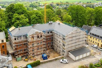 Marienberg: Damit kann die Ex-Baldauf-Fabrik bei potenziellen Mietern punkten - Über der früheren Baldauf-Fabrik an der Ecke Marienstraße/Am Roten Turm in Marienberg, die zu Wohnzwecken umgebaut wird, schwebt die Richtkrone.