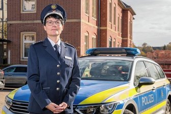 Marienberg: Erstmals übernimmt im Erzgebirge eine Frau die Leitung eines Polizeireviers - Michaela Hengst ist ab Dienstag ganz offiziell neue Leiterin des Polizeireviers Marienberg. Das bekommt bis Ende 2023 einen Anbau. Dieser wird im Erdgeschoss etwa über Garagen verfügen und in der ersten Etage über Büroräume für den Kriminaldienst, erklärt die 46-Jährige.