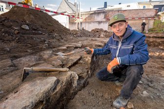 Marienberg: Fördern Grabungen zutage, was die Stadtbrände vernichtet haben? - Grabungstechniker André Schindler putzt eine der Mauern frei.
