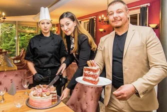 Marienberg: Generaldirektor verrät seinen Plan für das Hotel Drei-Brüder-Höhe - Köchin Jaroslava Fiedlerova, Hotelmanagerin Barbora Broumova und Generaldirektor Karol Balog beim Anschneiden der speziellen Torte im renovierten Wintergarten der Drei-Brüder-Höhe. 