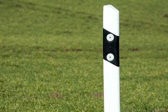 Marienberg: Mann reißt Leitpfosten entlang der B 171 heraus - Gegen den 32-Jährigen wird wegen des Verdachts der Beeinträchtigung von Unfallverhütungsmitteln ermittelt.