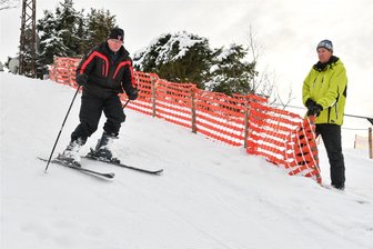 Marienberg: Skilift am Galgenberg öffnet am Wochenende - Gerd Baldauf hat unter den Augen von Liftbetreiber Lothar Albrecht (r.) schon einmal die Piste am Galgenberg getestet.