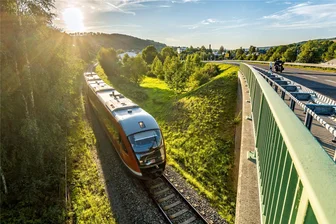 Marienberg soll zurück ans Bahnnetz, aber was wird aus Olbernhau? - Ein Triebwagen der Erzgebirgsbahn unterquert die Brandauer Straße in Olbernhau. Das Tochterunternehmen der Deutschen Bahn hat den Zuschlag bis 2032.