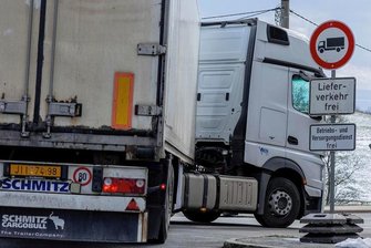 Marienberg: Umleitungschaos wird größer - Ab Montag ist die nächste Bundesstraße gesperrt - Trotz eindeutiger Beschilderung fahren Lkw im Transitverkehr durch Großolbersdorf. 