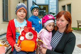 Marienberg will Kitas schließen: „Das wäre für uns eine Katastrophe“ - Manja Baldauf mit ihren drei Kindern Elisabeth, Lukas und Samuel (von rechts) vor dem Eingang der Kindertagesstätte Buratino.