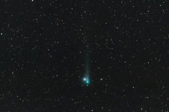 Marienberger beobachtet Komet Leonard - Das Bild wurde elf mal eine Minute bei ISO 4000 (Lichtempfindlichkeit) und einer Brennweite von 200 mm belichtet; links der Kugelsternhaufen M3. 