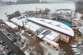 Marienberger Freizeitbad „Aqua Marien“ bekommt längste Wasserrutsche Sachsens - Die Gerüste am Eingang zum Freizeitbad „Aqua Marien“ sind vor gut einer Woche gefallen. Damit ist die Erneuerung des Daches im Bereich Badehalle und Umkleide abgeschlossen worden.
