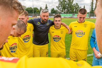 Marienberger Fußballer bündeln nach Abstieg die Kräfte - Als Marienberger Urgestein geht Julian Schröter (schwarzes Trikot) mit besonderer Motivation an die schwere Aufgabe, den FSV Motor wieder in die Spur zu bringen.