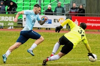 Marienberger Geduld zahlt sich aus - Schlüsselmoment in der 74. Minute: Nach einem Steilpass von Kenny Schmidt taucht Motor-Angreifer André Luge frei vor Radebeuls Keeper Oliver Birnbaum auf, umkurvt diesen und schiebt zum 1:0 ein. 