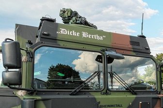 Marienberger Jäger in Erklärungsnot: Darum bringt die "Dicke Bertha" die Bundeswehr in die Bredouille - "Dicke Bertha": So haben Soldaten aus der Erzgebirgskaserne eines ihrer militärischen Transportfahrzeuge getauft. Nur ein Kosename für den großen Lkw oder bewusste Verherrlichung der beiden Weltkriege?