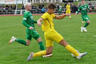 Marienberger Oberliga-Fußballer servieren dem Gegner drei Punkte - Offensivaktionen wie diese, in der Louis Meyer mit einer Hereingabe für Gefahr sorgt, bekam Marienberg erst nach dem 0:4 zustande.