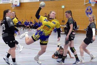 Marienberger Oberliga-Handballerinnen machen ihren Trainer ratlos - Nur selten ergaben sich für die Marienbergerinnen Lücken wie diese, die Kreisläuferin Lisa Rohrlapper zum Torabschluss nutzt.