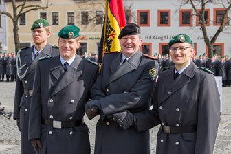 Marienberger Panzergrenadiere haben neuen Kommandeur - Der scheidende Bataillonskommandeur Oberstleutnant Thorsten Gensler mit Generalmajor Ruprecht von Buttler und dem neuen Kommandeur der Marienberger Jäger Axel Niemann (von rechts). 