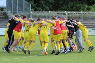 Marienberger Sachsenliga-Kicker brechen mit Kantersieg den Bann - Mit einem Freudentanz feierten die Motor-Kicker ihren 4:1-Auswärtssieg in der Riesaer Feralpi-Arena.