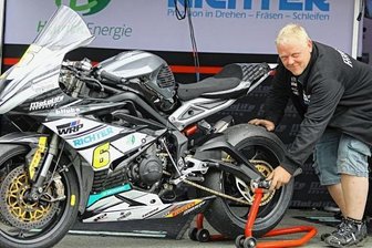 Marienberger schraubt an einem großen Traum mit - Chefmechaniker Thoralf Nestler stellt sicher, dass die Triumph-Rennmaschine des IDM-Piloten Michal Prasek optimal läuft.