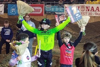 Marienberger Talent erfüllt sich Supercross-Traum - Durfte sich bei seinem Ausflug in die Niederlande gleich zweimal über den Tagessieg freuen: Eddi Haustein (Mitte) aus Marienberg.