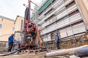 Marienberger Unterwelt wird angezapft: „Hoffentlich findet sich kein Hohlraum“ - Jens Kühn (l.) steuert den Bohrer, der sich bis in rund 150 Meter Tiefe vorarbeiten soll. Thomas Köstner verlängert regelmäßig das Bohrgestänge mit drei Meter langen Stahlrohren, die über Gewindeverbinder verfügen.