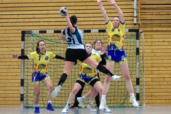 Marienbergs Handballerinnen wollen Sachsenpokal für Revanche nutzen - In Weißenborn gilt es, Torjägerin Julia Kiulies (vorn) in den Griff zu bekommen.