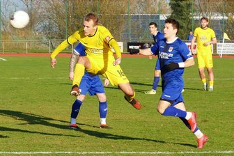 Marienbergs Kicker gewinnen Spitzenspiel gegen Riesa: Kreisliga-Stürmer endlich in der Sachsenliga angekommen - Gegen die BSG Stahl Riesa legte Motor-Angreifer Valentin Pohle, der hier bei einem von mehreren gefährlichen Torabschlüssen zu sehen ist, ein ordentliches Startelfdebüt vor heimischer Kulisse hin.