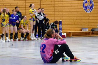 Marienbergs Oberliga-Handballerinnen wieder auf Kurs: Torhüterin liefert wichtiges Puzzleteil - Am Spielende setzte sich HSV-Torhüterin Julia Kluge hin und genoss den Moment.
