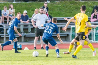 Marienbergs Oberliga-Kicker blenden die Tabelle aus - Motor-Coach Ronny Rother (hinten) hat nicht die Tabelle, sondern die Leistung seiner Mannschaft im Blick.