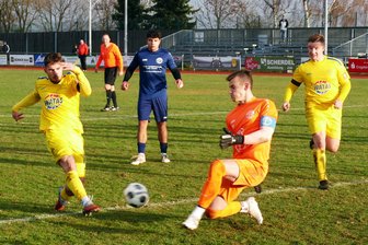 Marienbergs Sachsenklasse-Kicker bereiten ihrer langen Durststrecke ein Ende - Den Schuss von David Zrebnak (links) kann der Gäste-Keeper zwar parieren, doch im Nachsetzen erzielt Tim Graubner (rechts) das 2:0.