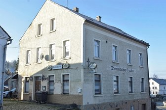 Marieney: Große Sorgen mit früherem Wirtshaus - Vom Dach des ehemaligen Gasthauses Deutsche Eiche in Marieney sind Ziegel abgestürzt.