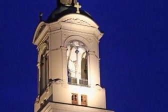 Marienkirche öffnet mit Festgottesdienst - Der Kirchturm wird in den Abendstunden angeleuchtet.