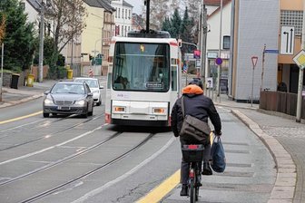 Marienthaler Radweg sorgt für Streit zwischen OB und Räten - Beidseitig der Marienthaler Straße ist zu Versuchszwecken ein Radweg markiert worden. Sorgt er für mehr Sicherheit oder vor allem für Verkehrsbehinderungen? Dazu gehen die Meinungen auseinander.