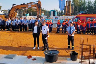 Marienthaler Wehr: Ende des Provisoriums ist eingeläutet - Oberbürgermeisterin Constance Arndt, Stadtfeuerwehr-Chef Nils Eichhorn und der Marienthaler Wehrleiter Alexander Winkel (von links) legten den Grundstein für das neue Gerätehaus.