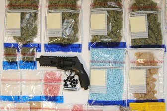 Marihuana, Kokain und Ecstasy: Polizei nimmt Drogenhändler fest - Beamte des Rauschgiftkommissariats haben Drogen im Wert von 60.000 Euro und eine funktionsfähige CO2-Pistole gefunden. 