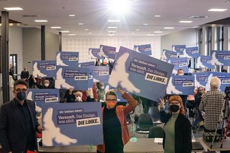 Beim Kreisparteitag der Linken am Samstag in Flöha haben sich Mitglieder und Gäste auch mit Transparenten für ein Ende des Krieges in der Ukraine ausgesprochen. Im Bild: Die beiden Landesvorsitzenden Stefan Hartmann und Susanne Schaper sowie die in der Funktion wieder gewählte Kreisvorsitzende Marika Tändler-Walenta (vorn von links nach rechts).