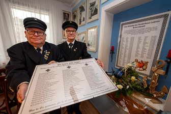 Marinekameraden aus Plauen und dem Vogtland weihen Gedenktafel ein - Bild mit Gedenktafel: Dr. Lutz Kowalzick und Uwe Klemt (rechts) von den Marinekameraden.