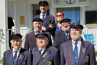 Marinekameradschaft Plauen/Vogtland wählt neuen Vorstand - Der neugewählte Vorstand der Marinekamerdschaft Plauen/Vogtland vor dem Marineheim mit dem Vorsitzenden Lutz Kowalzick (vorn Mitte).