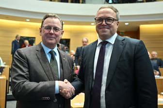 Mario Voigt wird Ministerpräsident von Thüringen: Die CDU muss der Linken dankbar sein - Bodo Ramelow (Die Linke, l), geschäftsführender Ministerpräsident von Thüringen, und Mario Voigt, CDU-Fraktionschef in Thüringen, begrüßen sich im Thüringer Landtag.