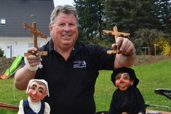 Marionettenspieler macht aus seinem Garten eine Festwiese - Die Grünfläche neben seinem Haus will Frank Hübner bald in eine Festwiese verwandeln. Dort sollen Anfang Juli die Gelenauer Puppentheatertage über die Bühne gehen. 
