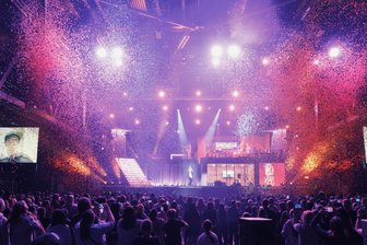 Mark Forster und sein Team lieferten in Chemnitz eine so bunte wie effektvolle Show ab.