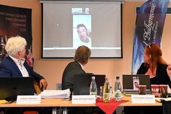 Mark Keller geht mit der Vogtland Philharmonie auf Tour – Welchen Traum er sich so erfüllte - Bei der Pressekonferenz war Mark Keller live zugeschaltet.