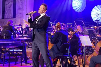 Mark Keller mit Vogtland-Philharmonie und Band auf großer Konzertbühne in Zwickau - Mark Keller begeisterte am Sonntag die Besucher in der ausverkauften „Neuen Welt“.