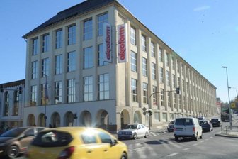 Markante leere Gebäude: Was die Eigentümer vorhaben - Noch steht Akroform dran, doch drin ist das Möbelhaus längst nicht mehr. In dem Gebäude an der Ermafa-Passage wird derzeit umgebaut. Die Fläche soll weiterhin dem Einzelhandel vorbehalten sein.