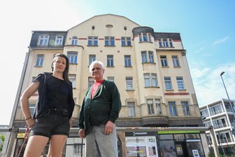 Markanter Altbau im Chemnitzer Zentrum wird abgerissen: „Es schmerzt mich total, dass ich hier raus muss“ - Ellen Isabell Richter und Nihat Göçerer vor dem Haus an der Hartmannstraße, in dem sie arbeiten bzw. wohnen. Es soll im kommenden Jahr abgerissen werden.