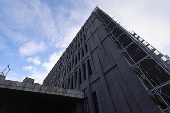 Markanter Neubau für Zwickauer Hochschule: An der Fassade scheiden sich die Geister - Markanter Neubau am Rand des Zwickauer Stadtzentrums: das neue Technikum der WHZ. Vor allem die Klinkerfassade, die Bezug auf Gründerzeit und Textilindustrie nimmt, lässt die Zwickauer im Netzt diskutieren.