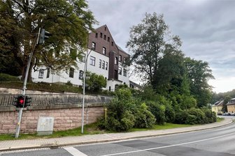 Markantes Ärztehaus von Schwarzenberg kommt unter den Hammer - Das Gebäude des heutigen Ärztehauses in Schwarzenberg soll im Herbst versteigert werden.
